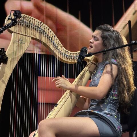 Amaia interpreta 'Ya está' con el arpa en el Roig Arena de Madrid.