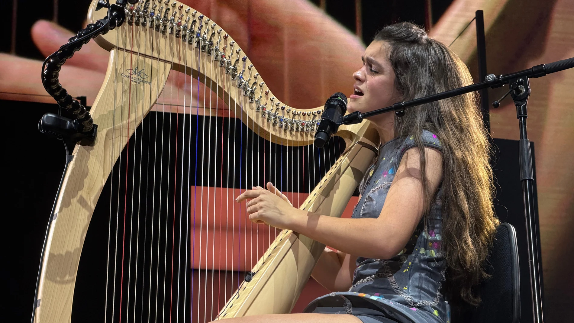 Amaia interpreta 'Ya está' con el arpa en el Roig Arena de Madrid. Amaia interpreta 'Ya está' con el arpa en el Roig Arena de Madrid.