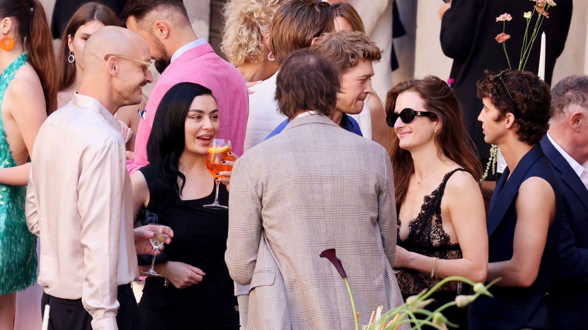 Charli xcx y Troye Sivan, entre los invitados a la boda de Dua Lipa y Callum Turner en Italia