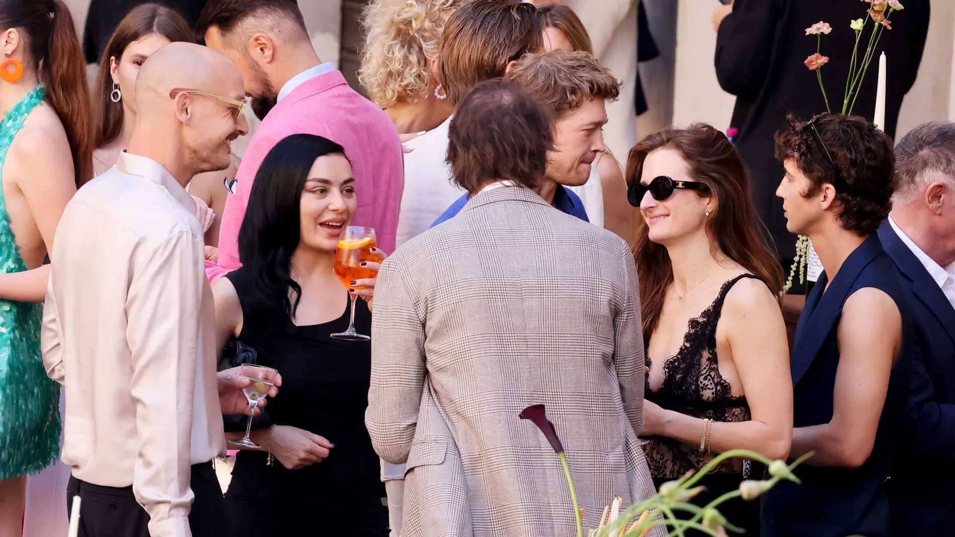 Charli xcx y Troye Sivan, entre los invitados a la boda de Dua Lipa y Callum Turner en Italia Charli xcx y Troye Sivan, entre los invitados a la boda de Dua Lipa y Callum Turner en Italia