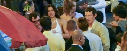 Dua Lipa y Callum Turner durante su boda en Italia