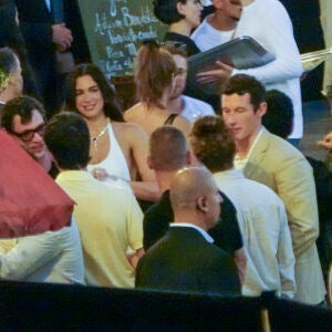 La preboda de Dua Lipa y Callum Turner en Sicilia: vestido de plumas y famosos La preboda de Dua Lipa y Callum Turner en Sicilia: vestido de plumas y famosos