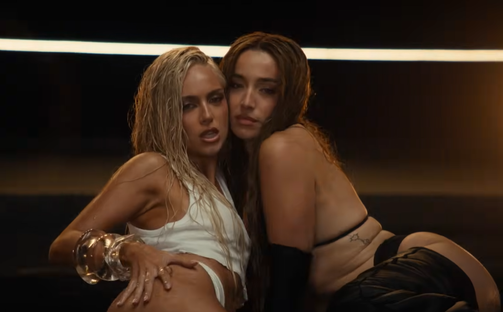 Ana Mena y Lola Índigo en el videoclip de 'pa ti toa <3' Ana Mena y Lola Índigo en el videoclip de 'pa ti toa <3'