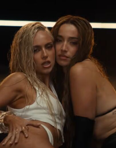 Ana Mena y Lola Índigo en el videoclip de 'pa ti toa <3'