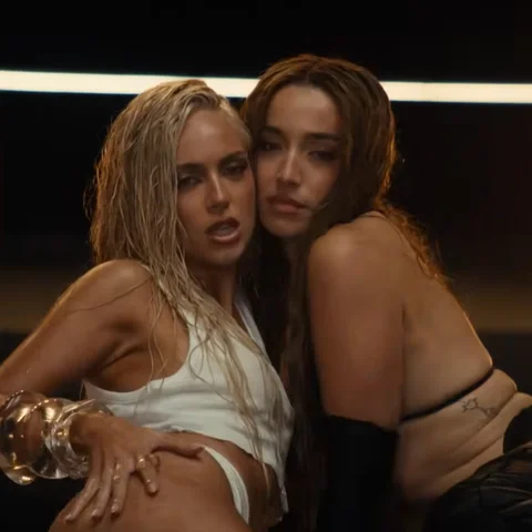 Ana Mena y Lola Índigo en el videoclip de 'pa ti toa <3' Ana Mena y Lola Índigo en el videoclip de 'pa ti toa <3'