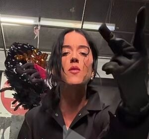Katy Perry en el adelanto de 'Watch It Burn' Katy Perry en el adelanto de 'Watch It Burn'