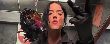 Katy Perry en el adelanto de 'Watch It Burn' Katy Perry en el adelanto de 'Watch It Burn'