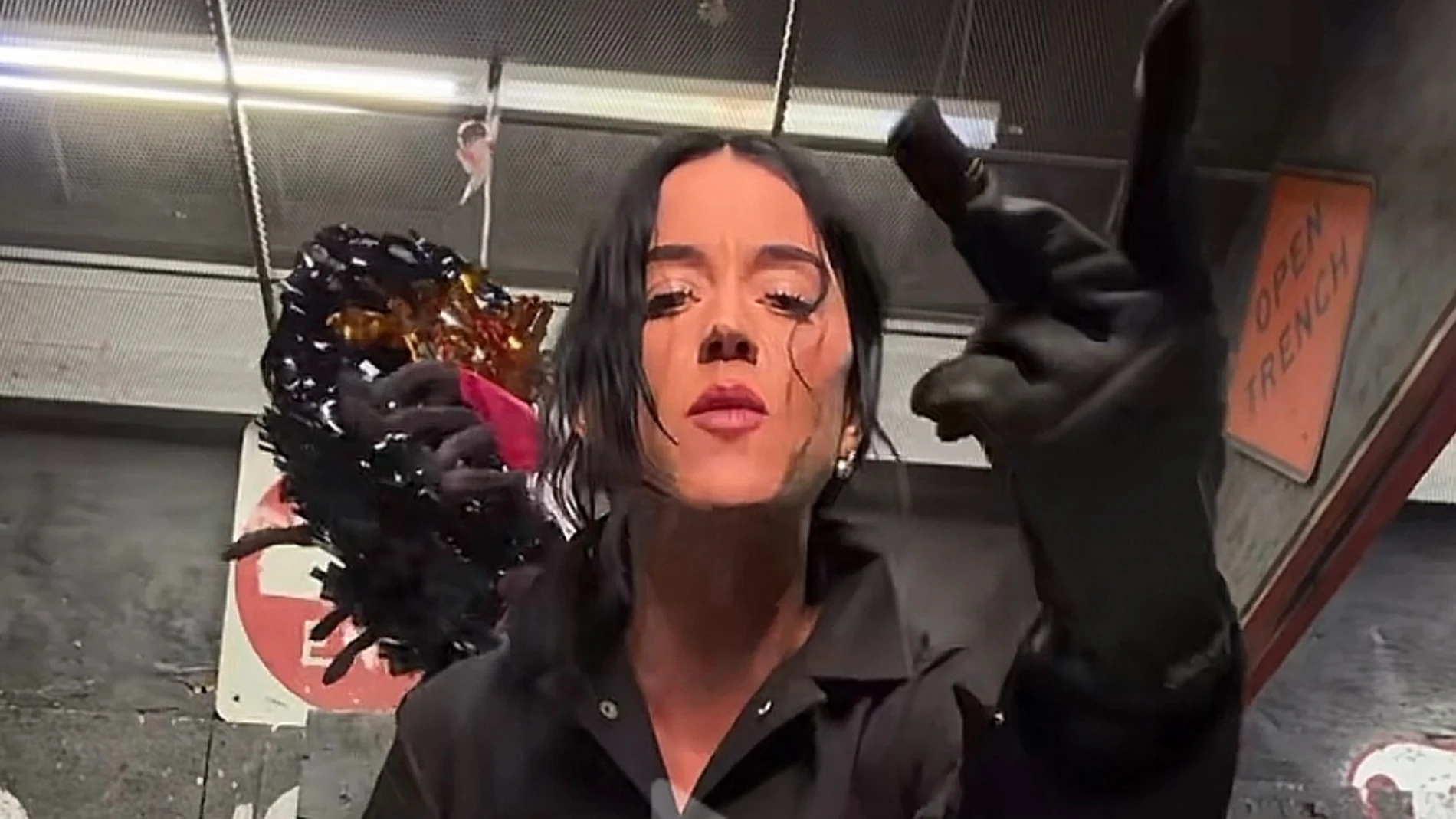 Katy Perry en el adelanto de 'Watch It Burn' Katy Perry en el adelanto de 'Watch It Burn'