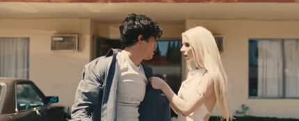 Anya Taylor-Joy y Charles Melton en el videoclip de 'Jelaus Lover' de The Rolling Stones