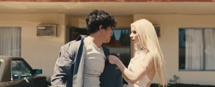 Anya Taylor-Joy y Charles Melton en el videoclip de 'Jelaus Lover' de The Rolling Stones Anya Taylor-Joy y Charles Melton en el videoclip de 'Jelaus Lover' de The Rolling Stones