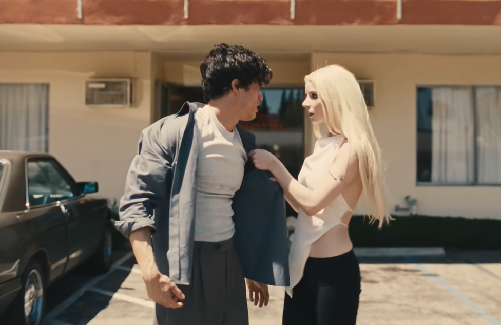 Anya Taylor-Joy y Charles Melton en el videoclip de 'Jelaus Lover' de The Rolling Stones Anya Taylor-Joy y Charles Melton en el videoclip de 'Jelaus Lover' de The Rolling Stones