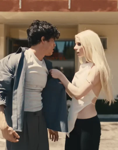 Anya Taylor-Joy y Charles Melton en el videoclip de 'Jelaus Lover' de The Rolling Stones Anya Taylor-Joy y Charles Melton en el videoclip de 'Jelaus Lover' de The Rolling Stones
