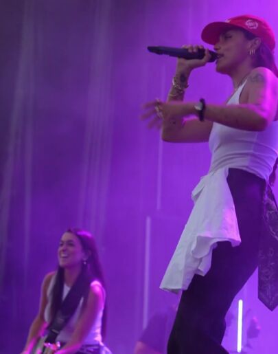 Marlena revoluciona las Fiestas de San Juan y San Pedro de León con un concierto cargado de buen rollo y grandes éxitos