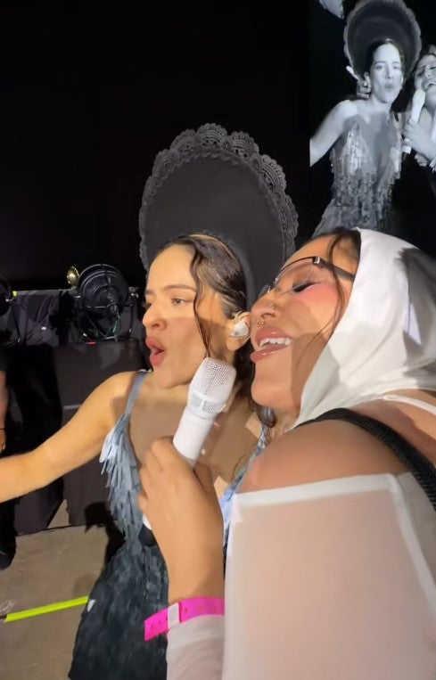 Rosalía canta con Mariana en San Diego Rosalía canta con Mariana en San Diego