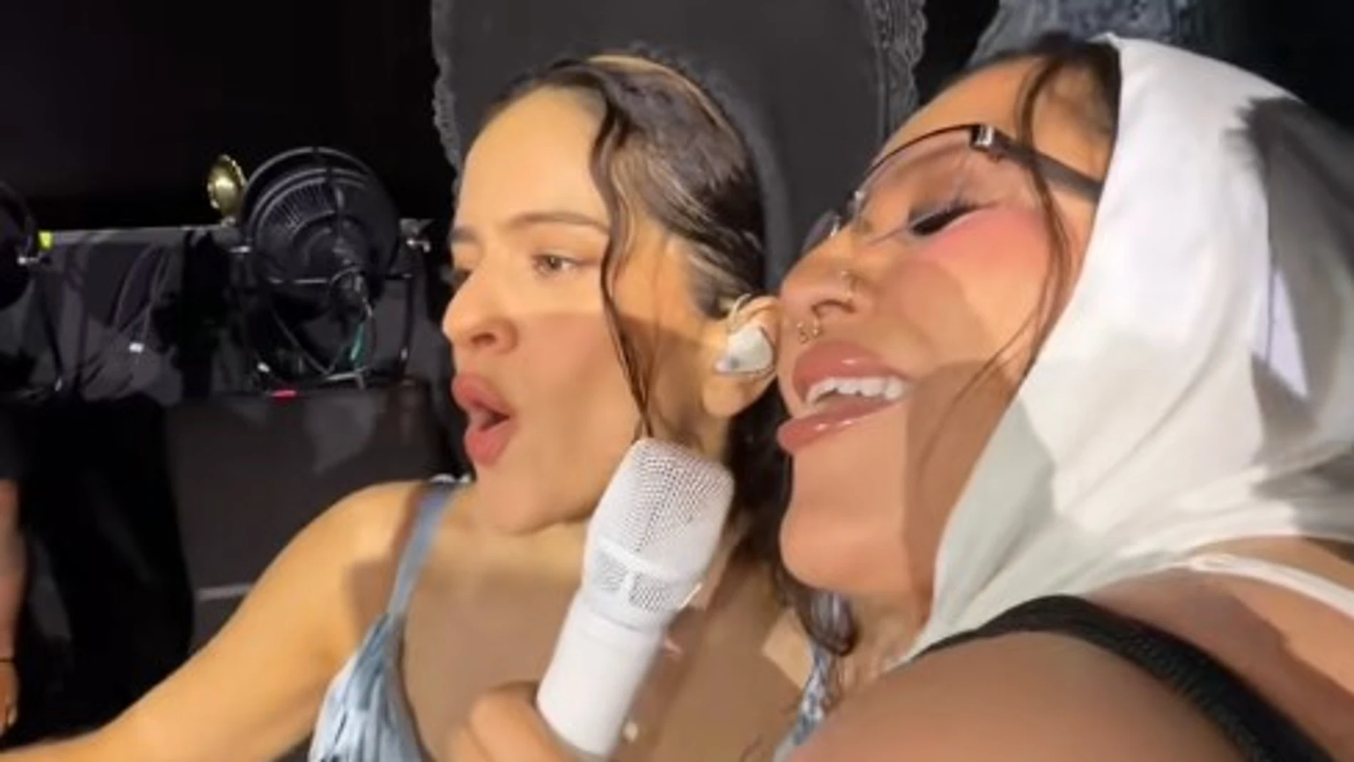 Rosalía canta con Mariana en San Diego Rosalía canta con Mariana en San Diego