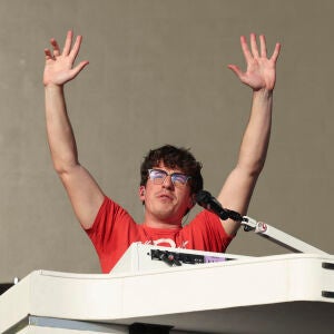 Charlie Puth demuestra su versatilidad musical en el Mad Cool Charlie Puth demuestra su versatilidad musical en el Mad Cool