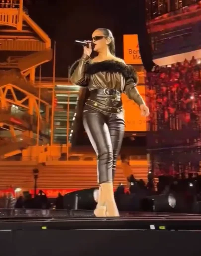 Rihanna vuelve al escenario como invitada en el concierto de Jay-Z Rihanna vuelve al escenario como invitada en el concierto de Jay-Z