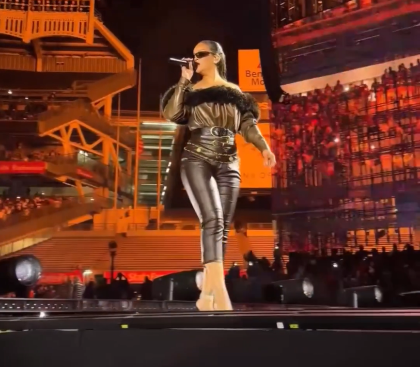 Rihanna vuelve al escenario como invitada en el concierto de Jay-Z Rihanna vuelve al escenario como invitada en el concierto de Jay-Z