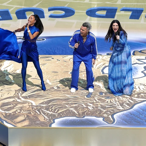 Las actuaciones de la final, en directo: Robbie Williams, Laura Pausini y Nicole Scherzinger interpretan 'Desire' Las actuaciones de la final, en directo: Robbie Williams, Laura Pausini y Nicole Scherzinger interpretan 'Desire'