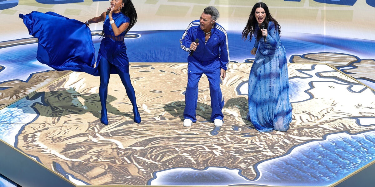 Las actuaciones de la final, en directo: Robbie Williams, Laura Pausini y Nicole Scherzinger interpretan 'Desire'