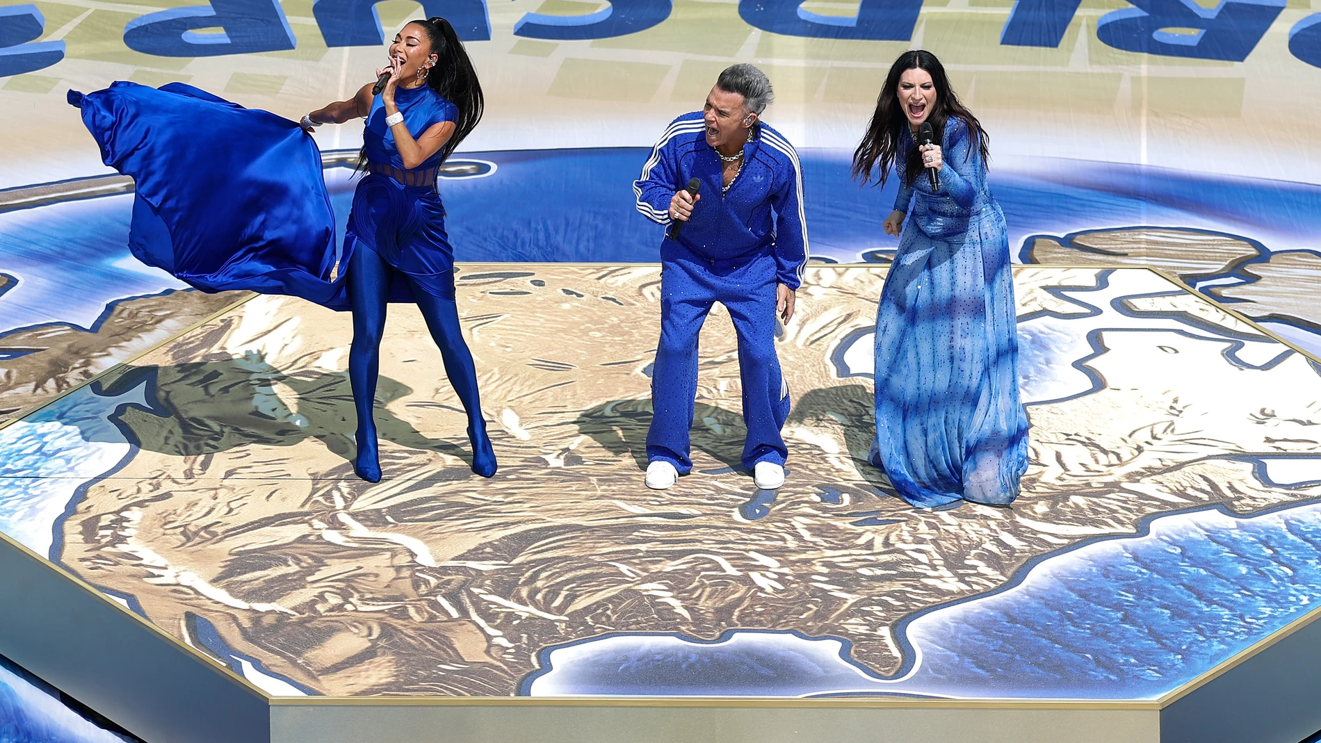 Las actuaciones de la final, en directo: Robbie Williams, Laura Pausini y Nicole Scherzinger interpretan 'Desire' Las actuaciones de la final, en directo: Robbie Williams, Laura Pausini y Nicole Scherzinger interpretan 'Desire'