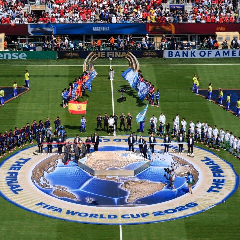 Los equipos de España y Argentina antes del inicio de la final