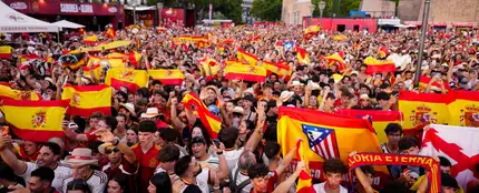 Aficionados españoles en la plaza de Colón, en Madrid Aficionados españoles en la plaza de Colón, en Madrid