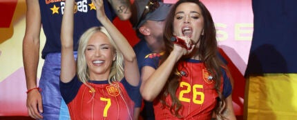 Ana Mena y Lola &Iacute;ndigo en la celebraci&oacute;n del Mundial de Espa&ntilde;a en Cibeles