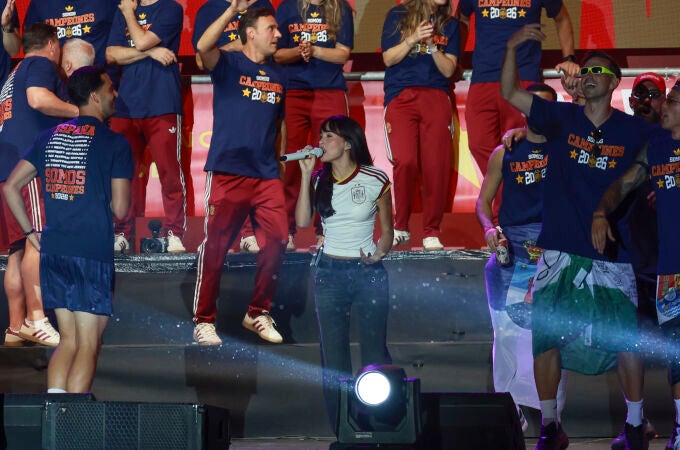 Aitana celebra la victoria del Mundial de España en Cibeles