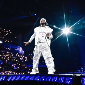 El incómodo momento de Usher con una fan en el escenario El incómodo momento de Usher con una fan en el escenario