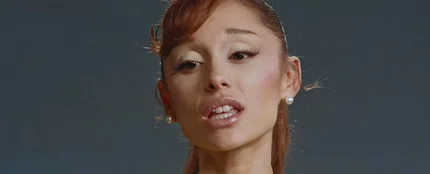 Ariana Grande en el videoclip de 'petal' Ariana Grande en el videoclip de 'petal'