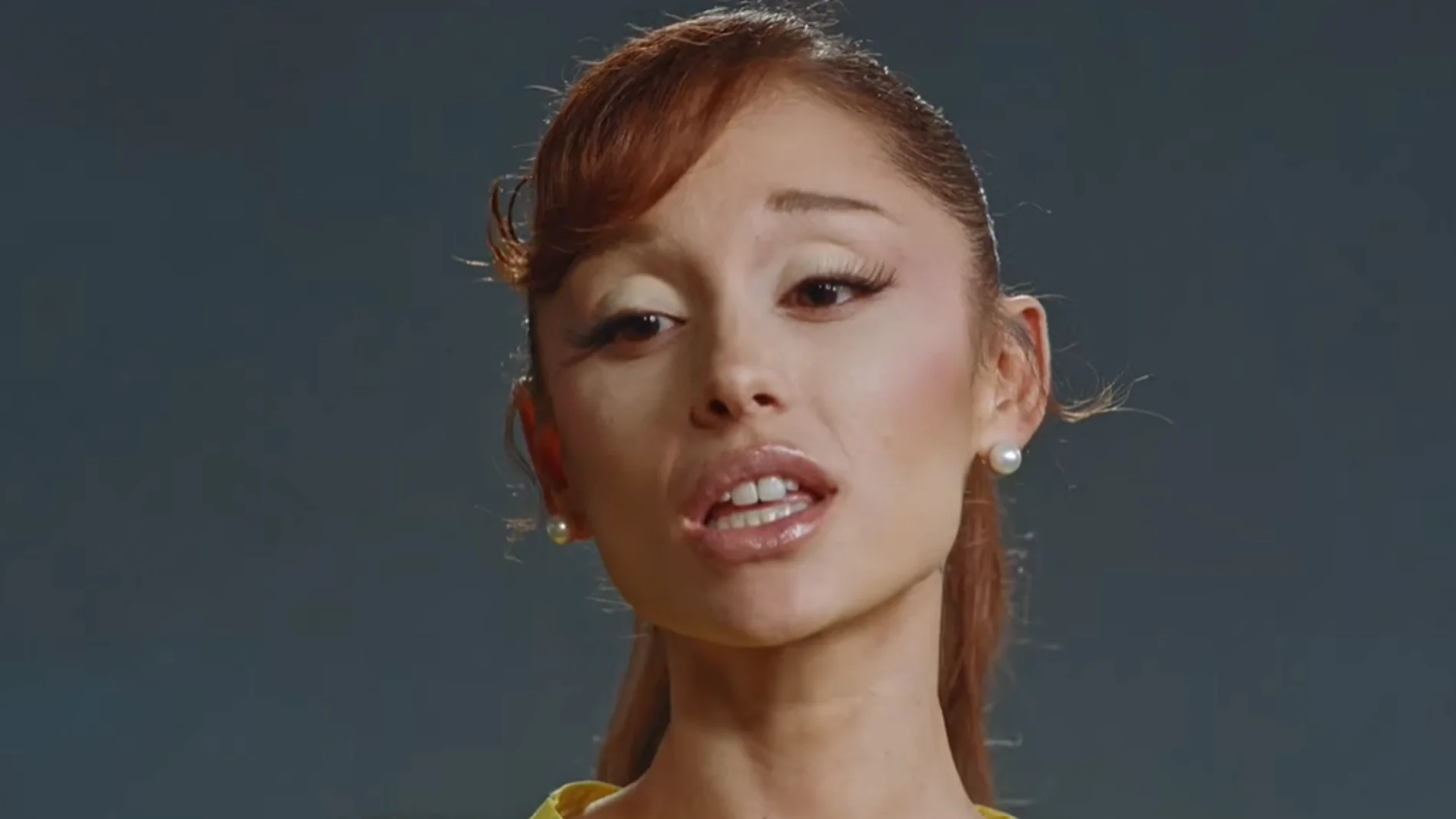 Ariana Grande en el videoclip de 'petal' Ariana Grande en el videoclip de 'petal'