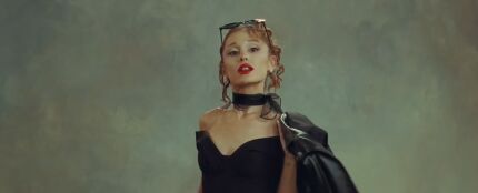 Ariana Grande en el videoclip de 'petal'