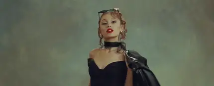 Ariana Grande en el videoclip de 'petal' Ariana Grande en el videoclip de 'petal'