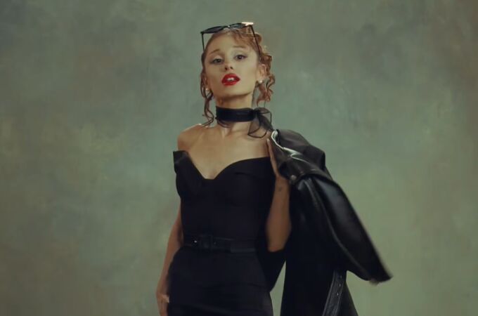 Ariana Grande en el videoclip de 'petal'