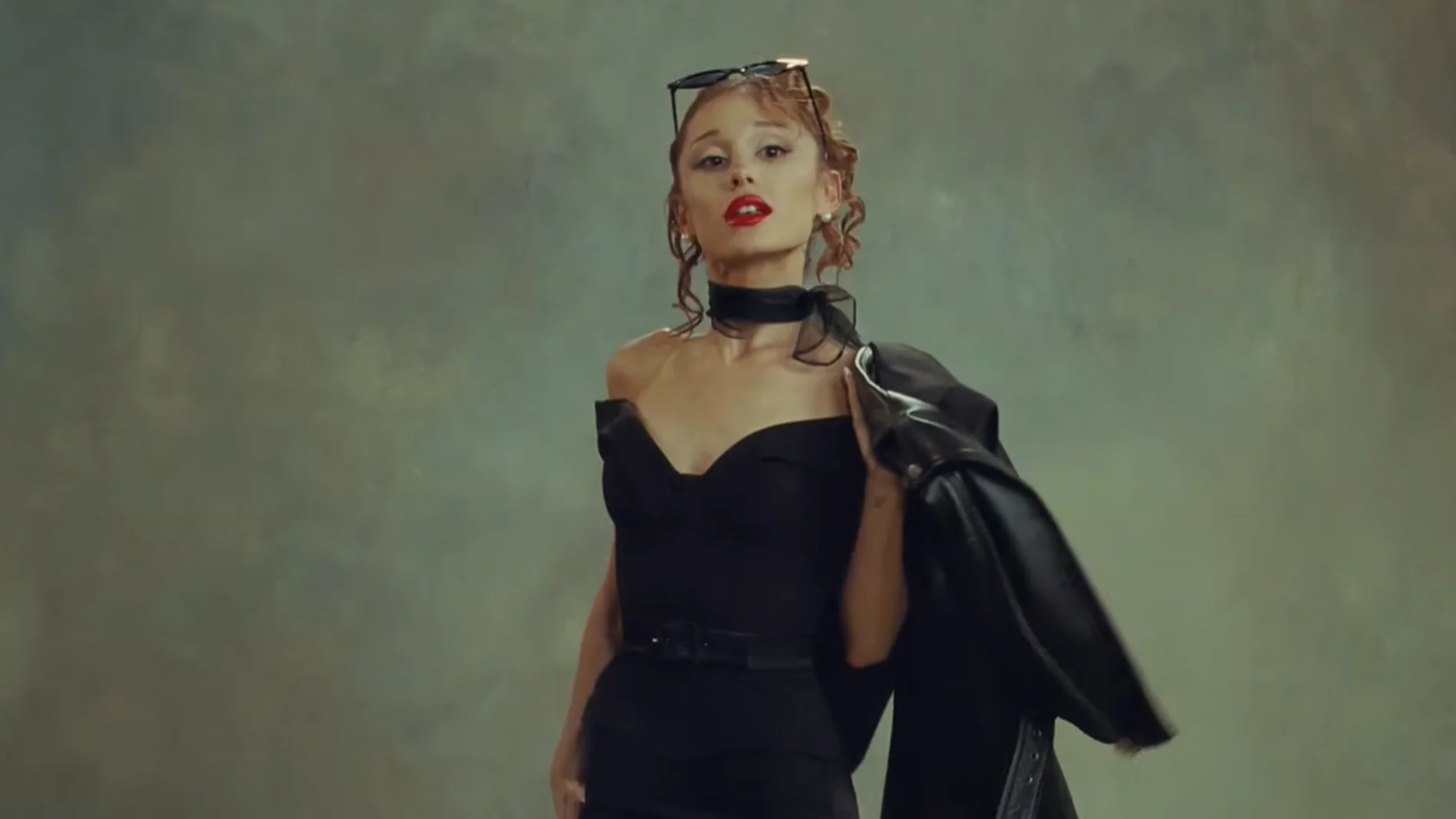 Ariana Grande en el videoclip de 'petal' Ariana Grande en el videoclip de 'petal'