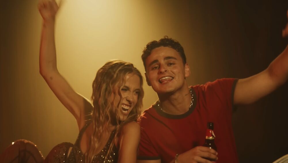 Paula Koops y Funzo en el videoclip de 'Brindemos'