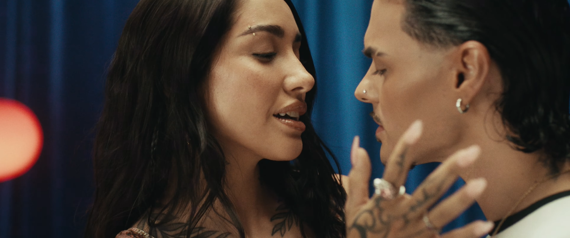 Abraham y María Becerra en el videoclip de 'Así' Abraham y María Becerra en el videoclip de 'Así'