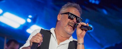 El cantante de Love of Lesbian, Santi Balmes, durante su actuaci&oacute;n en el festival Sonorama Ribera en Aranda de Duero (Burgos)