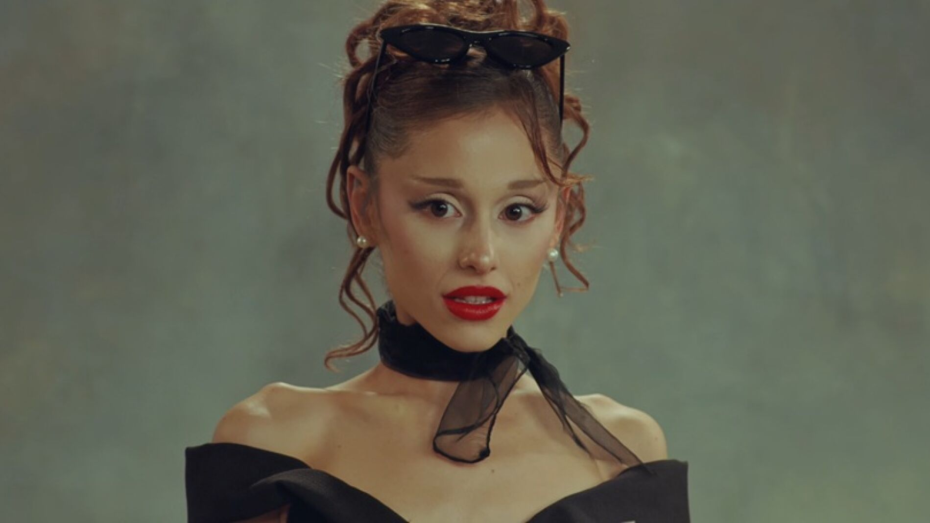 Ariana Grande en el videoclip de 'petal'