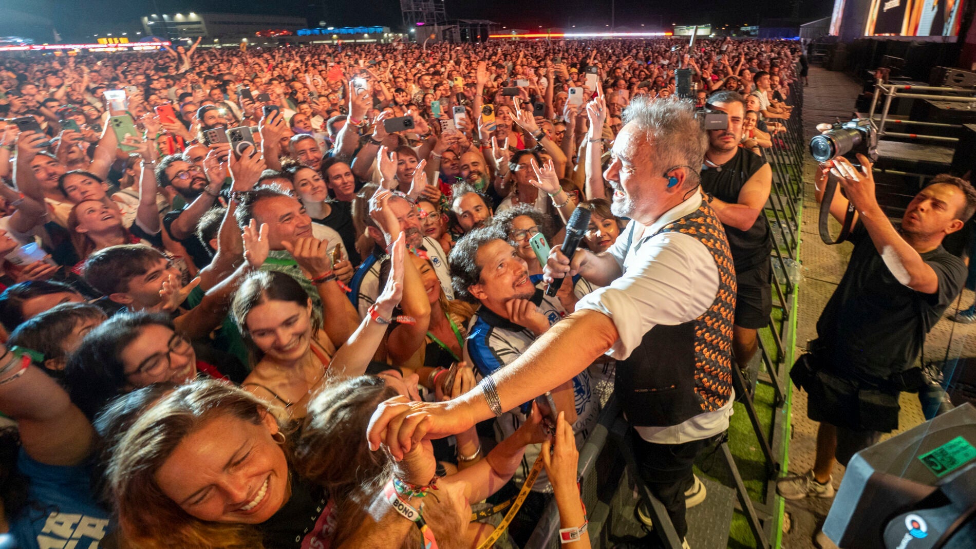 El cantante de Love of Lesbian, Santi Balmes, durante su actuación en el festival Sonorama Ribera en Aranda de Duero (Burgos)
