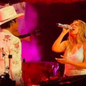 Bruno Mars reacciona al vídeo de Karol G y Drake bailando sobre el escenario Bruno Mars reacciona al vídeo de Karol G y Drake bailando sobre el escenario