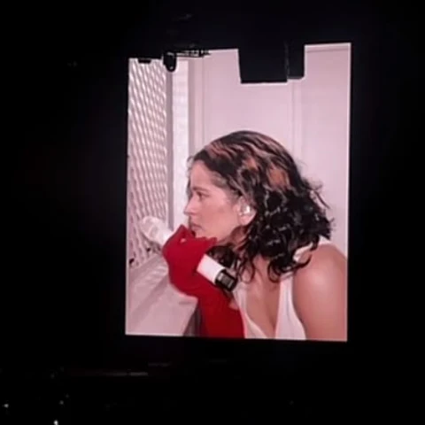 Rosalía y its.michhh en el confesionario del 'LUX TOUR' en Guadalajara, México Rosalía y its.michhh en el confesionario del 'LUX TOUR' en Guadalajara, México