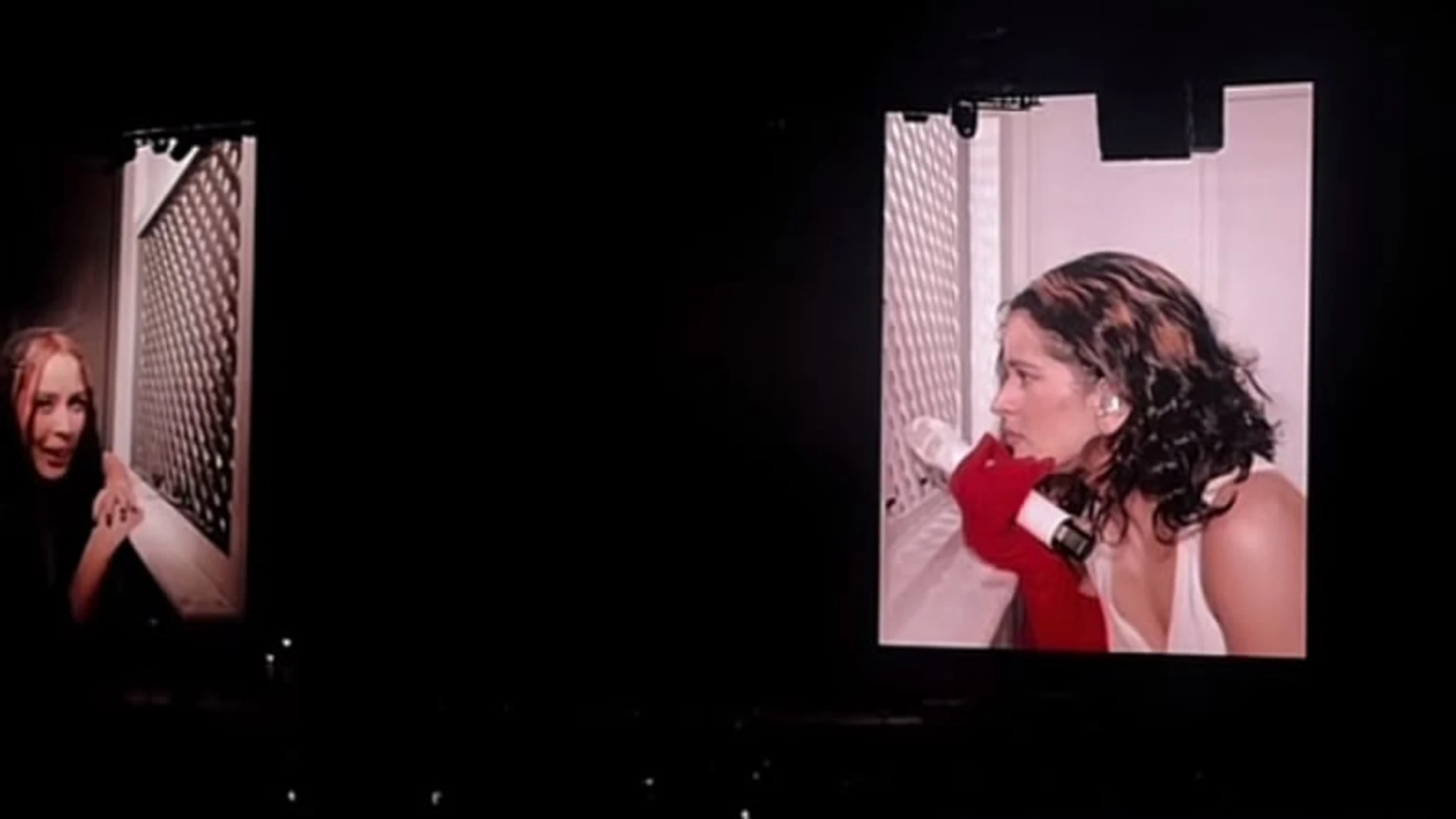 Rosalía y its.michhh en el confesionario del 'LUX TOUR' en Guadalajara, México Rosalía y its.michhh en el confesionario del 'LUX TOUR' en Guadalajara, México
