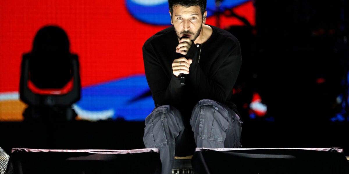 Sebasti&aacute;n Yatra, durante su actuaci&oacute;n en el concierto 'Voces por Colombia'