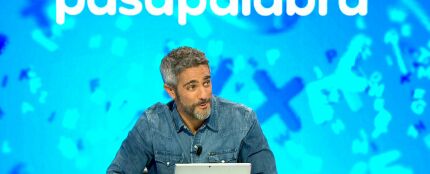 &ldquo;&iquest;T&uacute; me vas a dar la pista a m&iacute;?&rdquo;: Roberto Leal flipa con el cambio de papeles de Ana Ruiz en Pasapalabra