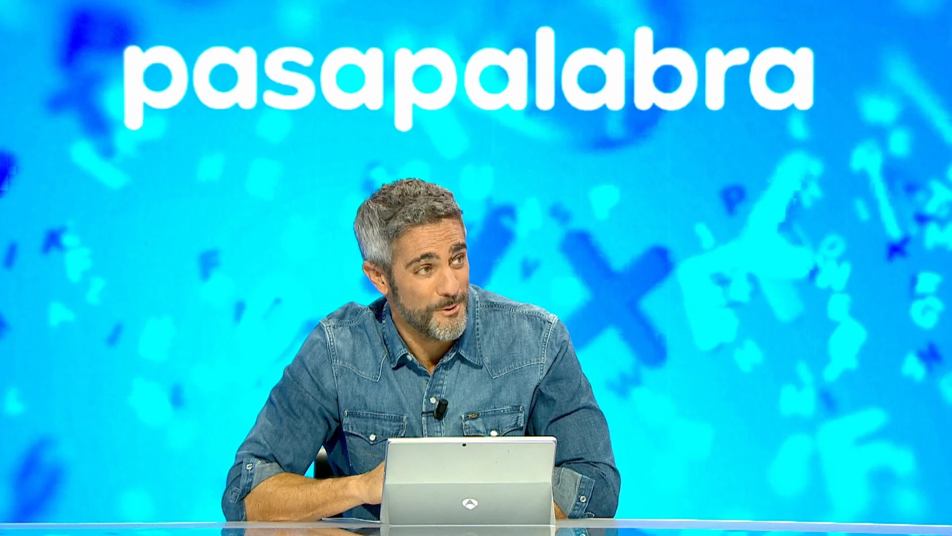 “¿Tú me vas a dar la pista a mí?”: Roberto Leal flipa con el cambio de papeles de Ana Ruiz en Pasapalabra “¿Tú me vas a dar la pista a mí?”: Roberto Leal flipa con el cambio de papeles de Ana Ruiz en Pasapalabra