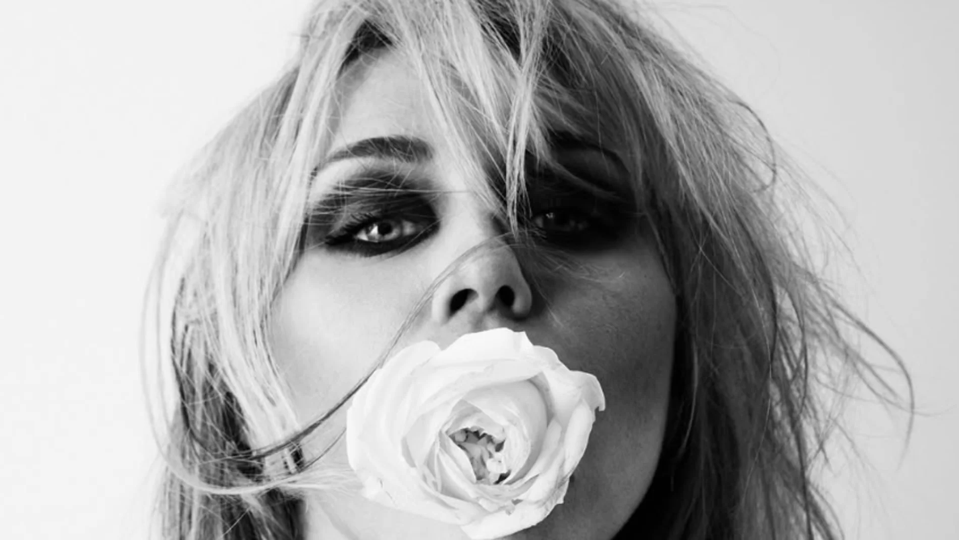 Portada del disco 'BASS PERSUADES' de Miley Cyrus Portada del disco 'BASS PERSUADES' de Miley Cyrus