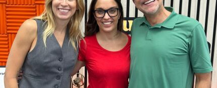 Marta Garc&iacute;a Aller, presentadora de 'La Br&uacute;jula', con Eva Soriano y Nacho Garc&iacute;a