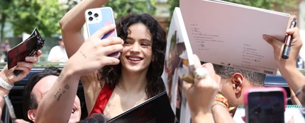 Rosalía en Sevilla con sus fans Rosalía en Sevilla con sus fans